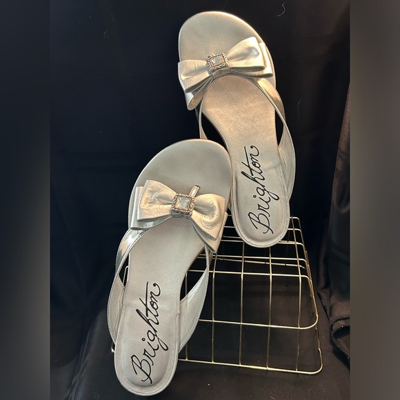 BRIGHTON ‘NELL’ SILVER METALLIC LEATHER BOW SANDAL w/Crystal Accent Sz. 7 - Picture 2 of 12